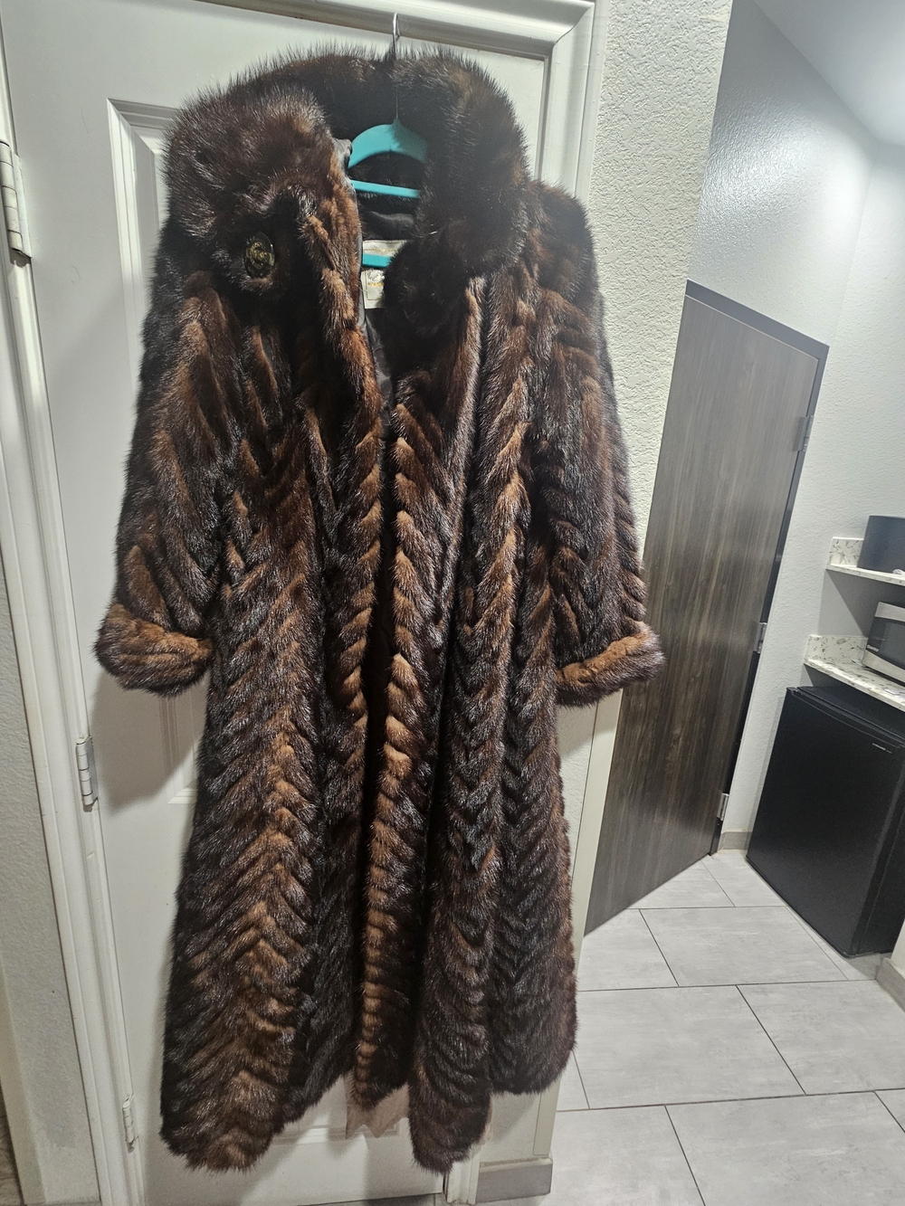 Vintage Mink Fur Women’s Long Brown Coat - Elegant Winter Outerwear